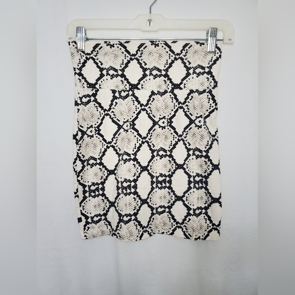 Pre-Loved Black and White Women’s Charlotte Russe Skirt Size Small - Picture 8 of 8